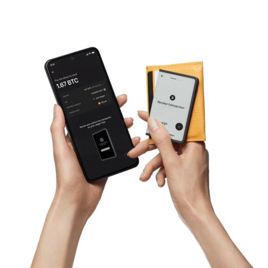 Portofel hardware crypto Ledger Stax cu cheie de recuperare (Ledger, Ingredi) by www.silkase.ro Portofel hardware crypto Ledger Stax cu cheie de recuperare (Crypto Wallet, LEDGERSTAX-RK) by www.silkase.ro
