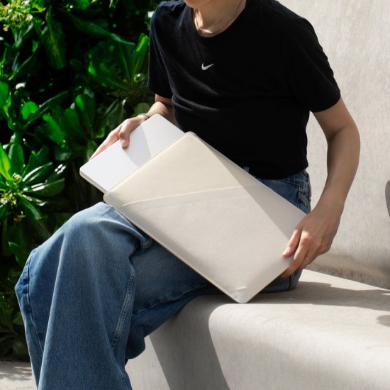 Husa Premium Native Union Stow Slim Sleeve pentru MacBook 15/16", Sandstone (Ingredi, STOW-MBS-SAN-16) by www.silkase.ro