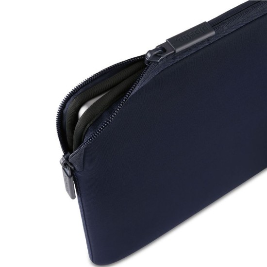Husă Pipetto Classic Fit Sleeve V2 pentru MacBook 13/14, Dark Blue (Ingredi, P069-145-X) by www.silkase.ro