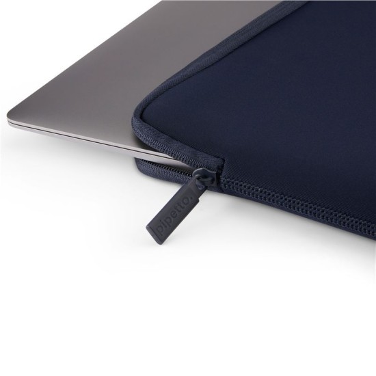 Husă Pipetto Classic Fit Sleeve V2 pentru MacBook 13/14, Dark Blue (Ingredi, P069-145-X) by www.silkase.ro