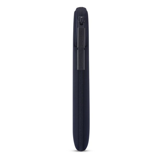 Husă Pipetto Classic Fit Sleeve V2 pentru MacBook 13/14, Dark Blue (Ingredi, P069-145-X) by www.silkase.ro