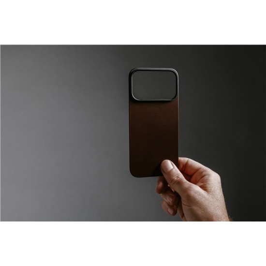 Capac spate magnetic din piele Horween Nomad pentru iPhone 17 Pro, maro rustic (iPhone 17 Pro, NM014407858) by www.silkase.ro